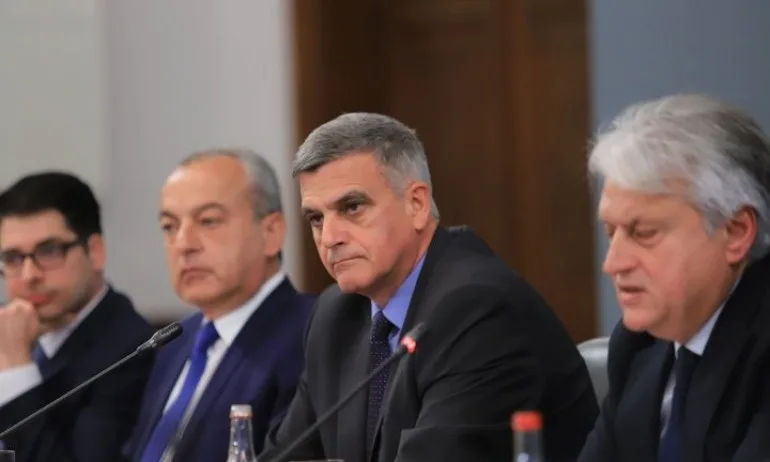 Служебното правителство слага край на бонусите от 1000 лева за медиците на първа линия - Tribune.bg