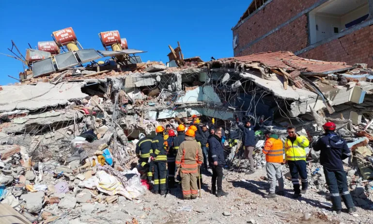 Българските спасители в Турция са извадили живи дете и възрастен мъж (ВИДЕО) - Tribune.bg