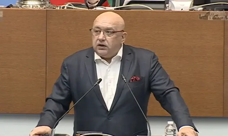 Кралев посочи виновника за нереализираните физкултурни салони - Tribune.bg