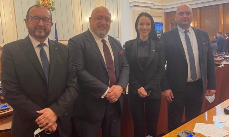 Народните представители от ГЕРБ/СДС - Варна организират изложба на Варненското златно съкровище в парламента - Tribune.bg