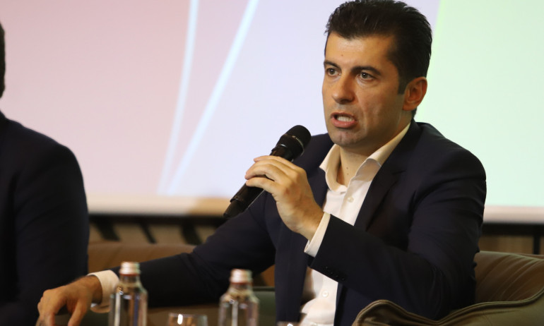 Юристи: Незаконно Петков прави политика във ВУЗ, извикал депутат в сграда на СУ - Tribune.bg