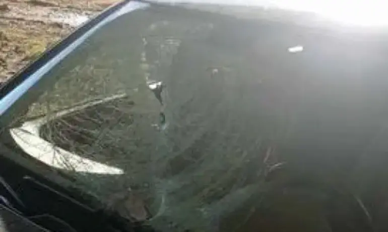 Отломка от мост падна върху движеща се кола на бул. Цариградско шосе в София - Tribune.bg