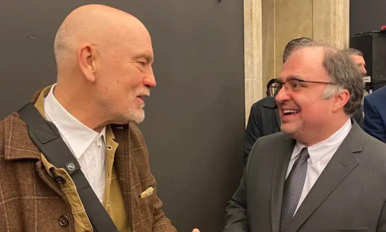 Съюзът на писателите скочи срещу антибългарска постановка на Джон Малкович в Народния театър - Tribune.bg