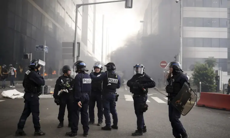 Бунтовете продължават, след като полицай застреля тийнейджър. Спряха градския транспорт в Париж - Tribune.bg
