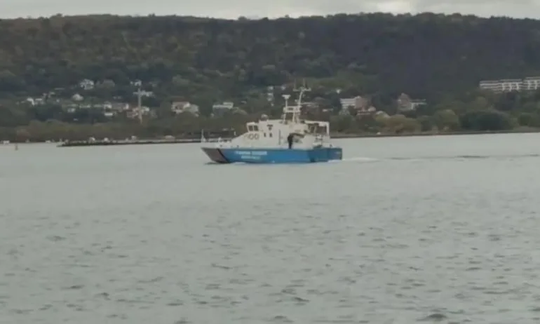 Подновено е издирването на моряци от атакувания с дрон кораб на 17 мили от Крапец - Tribune.bg