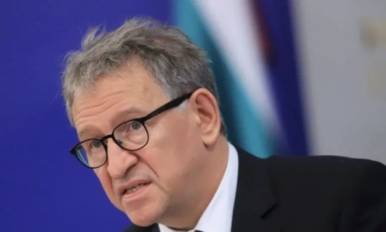 Кампания за милиони: МЗ на Кацаров взривява мрежата със снимки - Tribune.bg