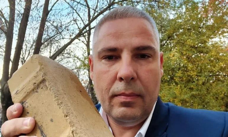 Лалов дава варианти на Петков: Да каже, че са уредили майстор за външна тоалетна на къщата - Tribune.bg