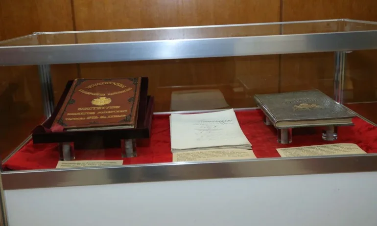 Търновската конституция връща червените с изтръскани джобове в парламента - Tribune.bg