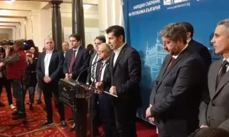 ДБ и ПП призоваха електората си пред парламента, докато те се борили вътре срещу хартиената бюлетина - Tribune.bg