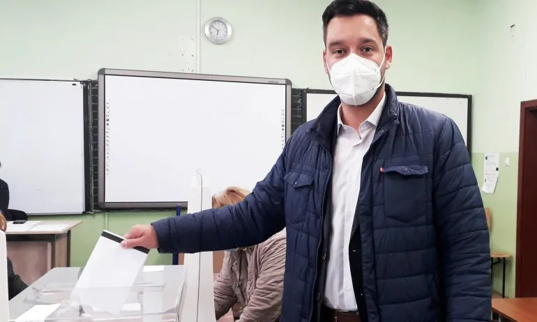 Борис Бонев гласува хартиено: призна съмнения в машинния вот - Tribune.bg