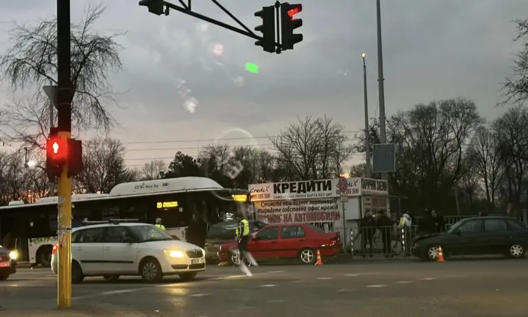Катастрофа с градски автобус в София, ударени са 3 коли - Tribune.bg