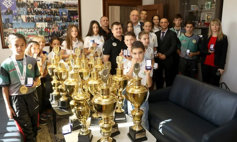 Министър Кралев награди медалистите от Европейското първенство по кикбокс за деца, юноши и девойки - Tribune.bg