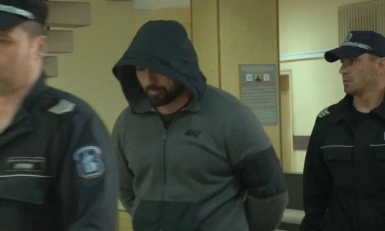 Задържаха двама изнудвачи в Казанлък, искали 20 хил. паунда - Tribune.bg