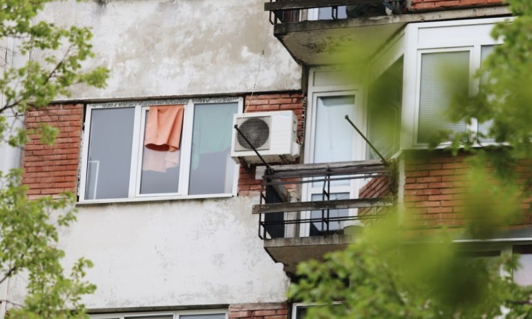 Трети ден агресивен мъж остава барикадиран в дома си в София - Tribune.bg