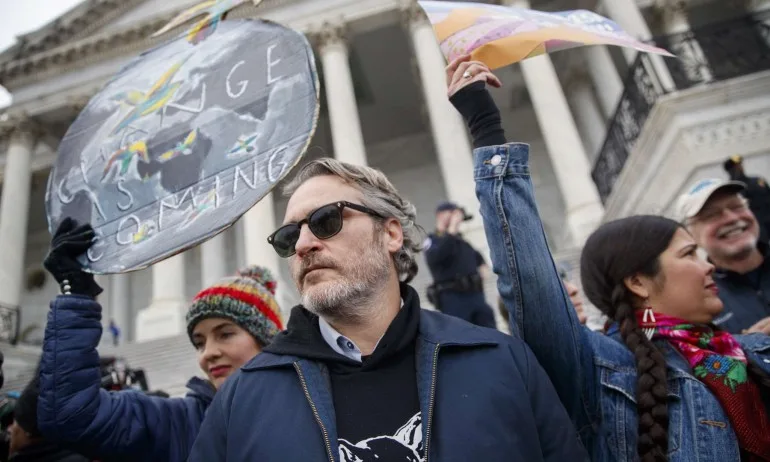 Хоакин Финикс и Мартин Шийн отидоха на протест на Джейн Фонда, арестуваха ги (СНИМКИ) - Tribune.bg