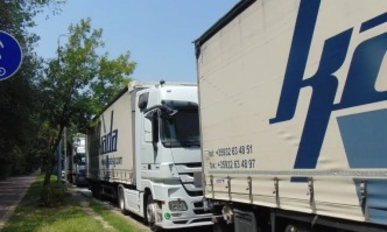 Втори конвой с български ТИР-ове тръгна за България от италианско-словенската граница - Tribune.bg