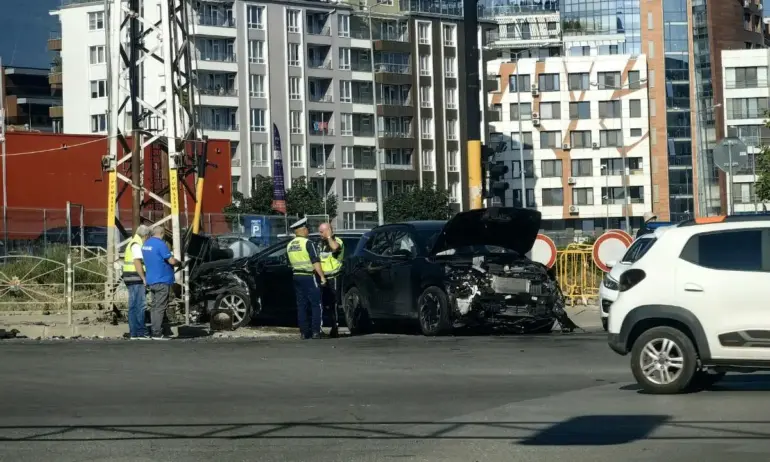 Поредна тежка катастрофа: Две коли се удариха при мола на „Черни връх“