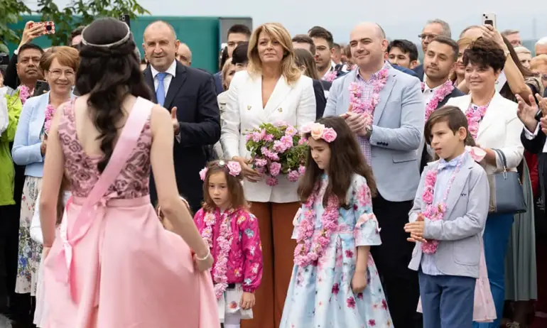 Румен Радев в Казанлък за празника на розата (СНИМКИ) - Tribune.bg