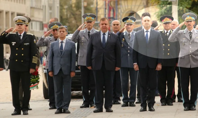 Армията обезглавена: 17 генерали с коронавирус след празненства с Радев - Tribune.bg