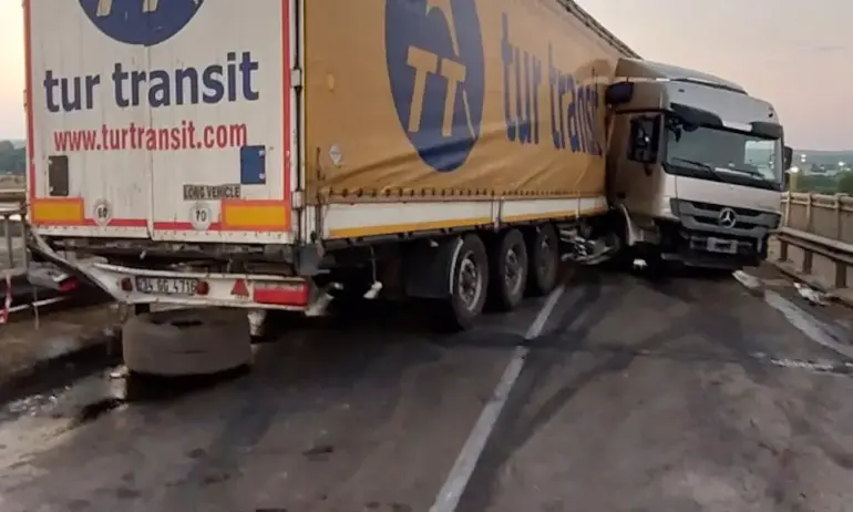 Инцидент: Част от Дунав мост се откъсна! - Tribune.bg