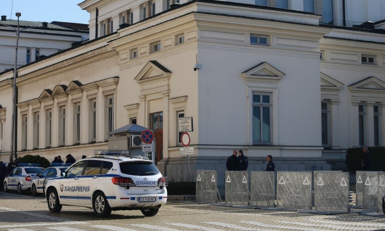 Властта се стресна от протест на Възраждане, сложиха ограда около парламента - Tribune.bg