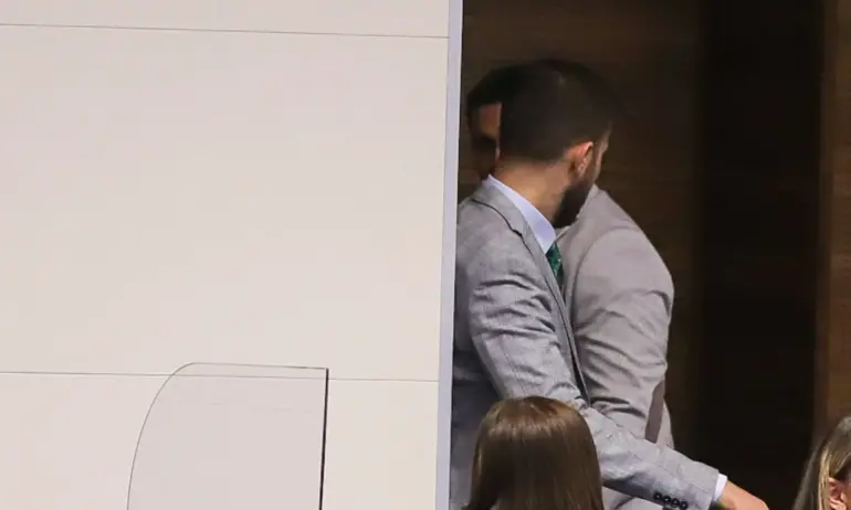 Депутатски бой: Радостин Василев посегнал с юмруци срещу Искрен Митев (ОБНОВЕНА) - Tribune.bg