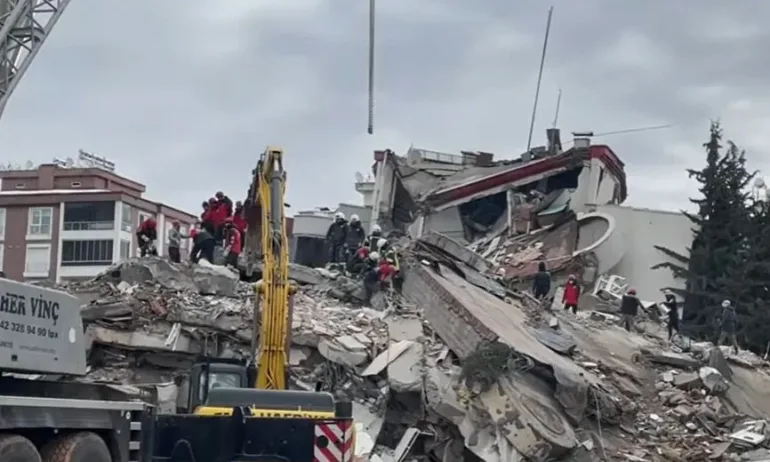 Шарли Ебдо възмути с карикатура за земетресението в Турция (СНИМКА) - Tribune.bg