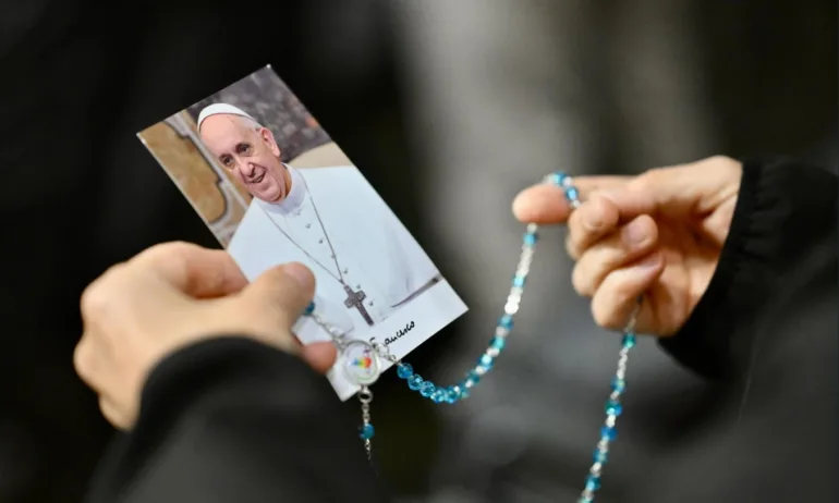 Папа Франциск вече работи и от болницата - Tribune.bg