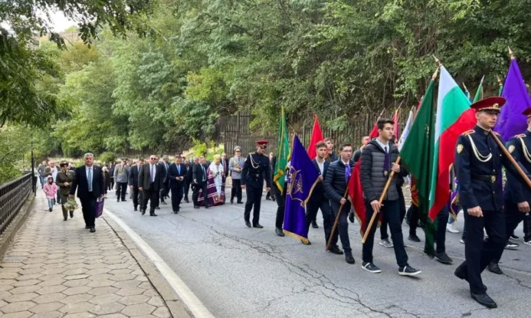 Българският трибагреник се развя над Царевец във Велико Търново - Tribune.bg