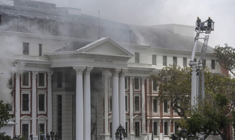 Пленарната зала на парламента на Република Южна Африка е напълно изгоряла - Tribune.bg