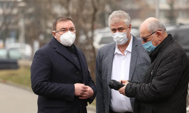 Наплив от желаещи да се ваксинират, обсъждат възможността за зелени коридори и през седмицата - Tribune.bg