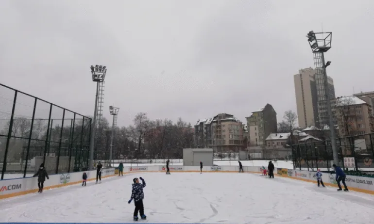 Зимната пързалка в парк Възраждане отвори врати - Tribune.bg