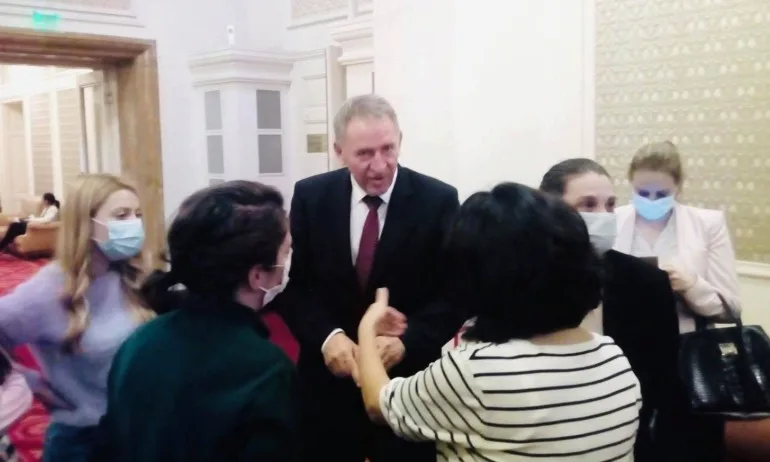 Кацаров за неносенето на маска: Сезирайте, когото искате - Tribune.bg