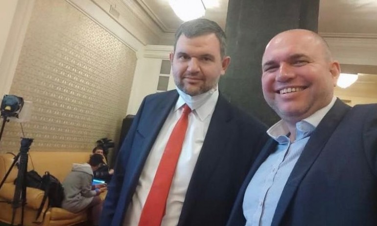 Депутат от ДБ си направи селфи с Пеевски в кулоарите на НС - Tribune.bg