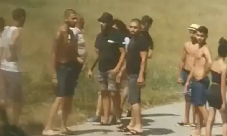 Освободиха бащата и сина, които пребиха шофьор на автобус край Луковит