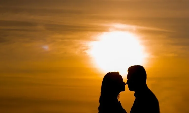 450 евро глоба за целувка на улица в Прищина - Tribune.bg