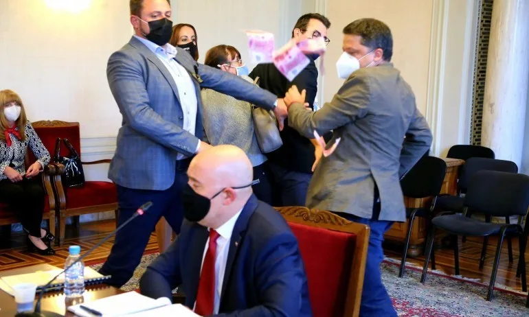 Нидал Алгафари: Едно момче пропиля възможността да получи отговори, устрои циркова програма - Tribune.bg