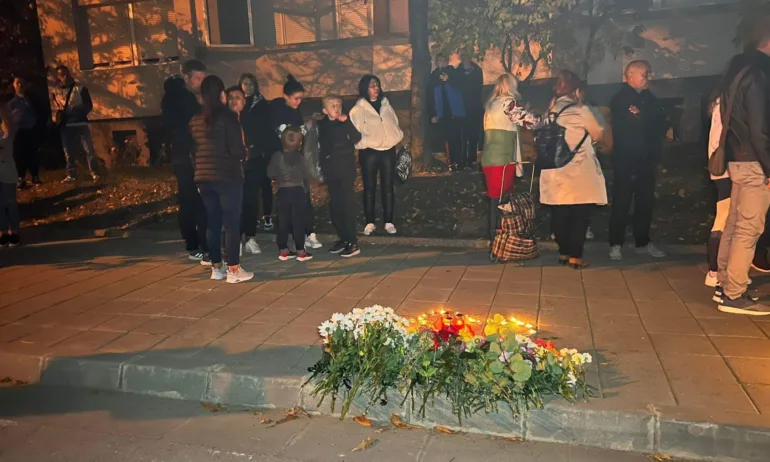 В Лясковец излязоха на бдение и протест след смъртта на дете на пътя - Tribune.bg
