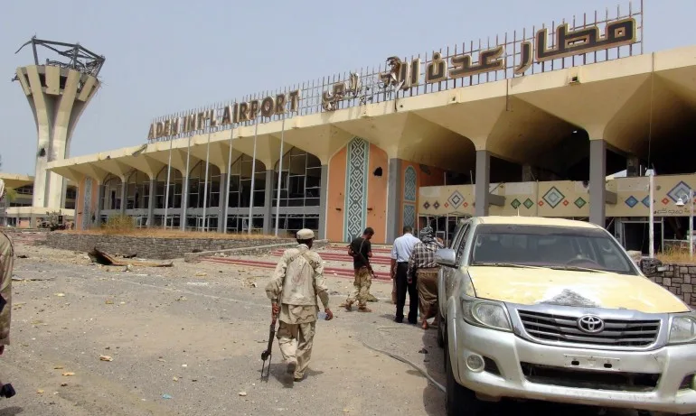 Кървава атака срещу летището на Аден след пристигането на новото правителство на Йемен - Tribune.bg