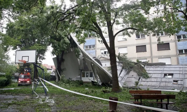 Лошо време на Балканите – наводнени къщи, паднали дървета, изтръгнати светофари - Tribune.bg