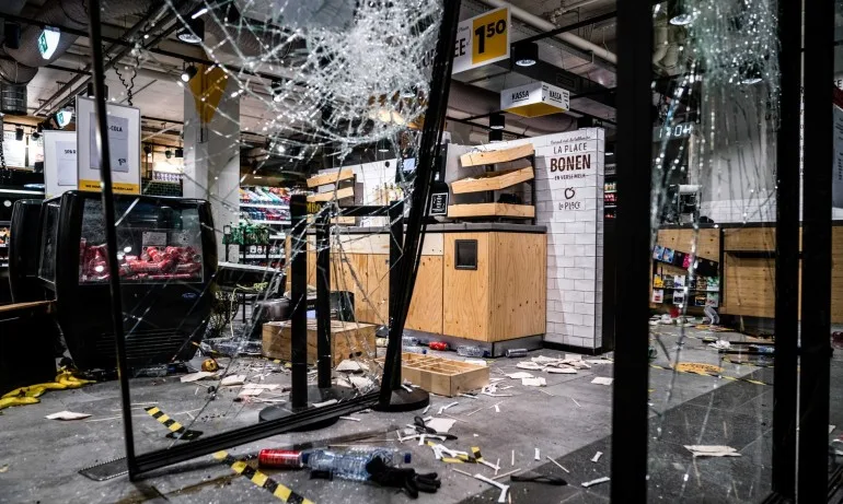 Над 200 арестувани след сблъсъците между полиция и протестиращи в Нидерландия - Tribune.bg