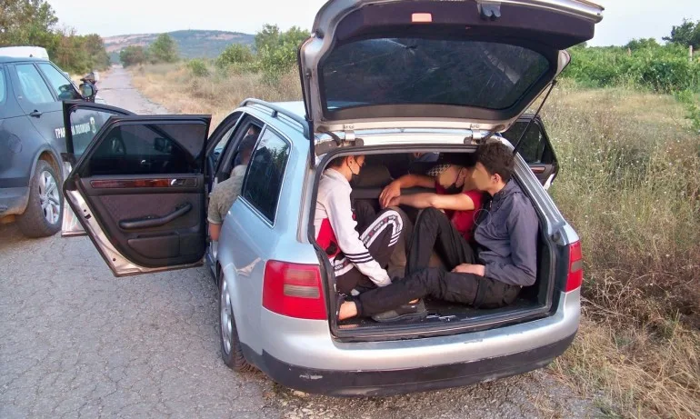 След кратко преследване, гранична полиция задържа каналджия с 9 мигранти - Tribune.bg