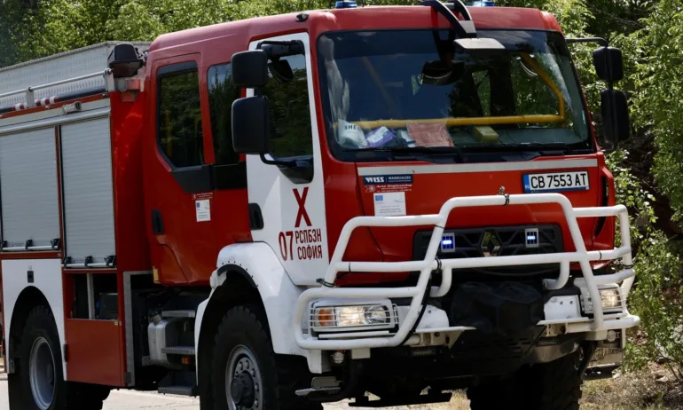 Пожар избухна край ГКПП Лесово, унищожена е селскостопанска машина - Tribune.bg