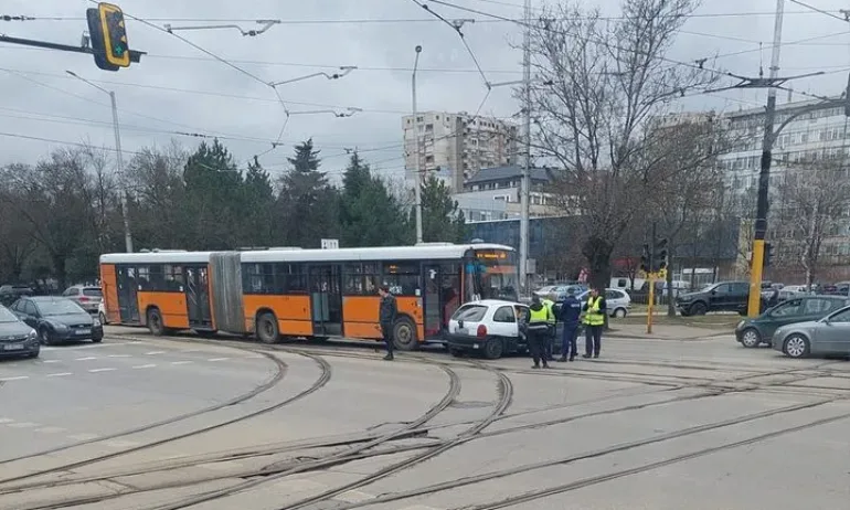 Катастрофа между автобус и кола в София (ВИДЕО) - Tribune.bg