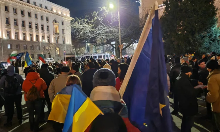 Протест срещу Радев събра недоволни пред президентството (СНИМКИ) - Tribune.bg