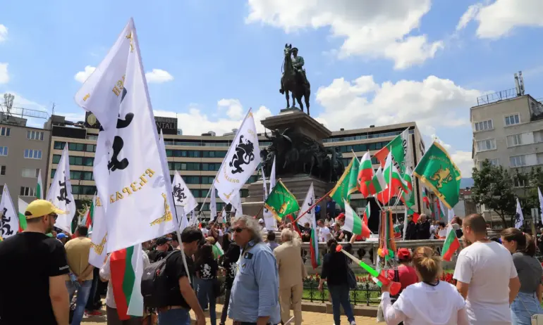 Възраждане и Левицата протестират за оставка на правителството и срещу джендър обучението - Tribune.bg