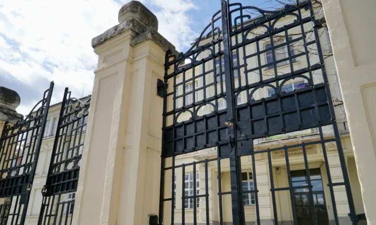 17-годишен ученик е арестуван за имейлите с бомбените заплахи в училищата в страната - Tribune.bg