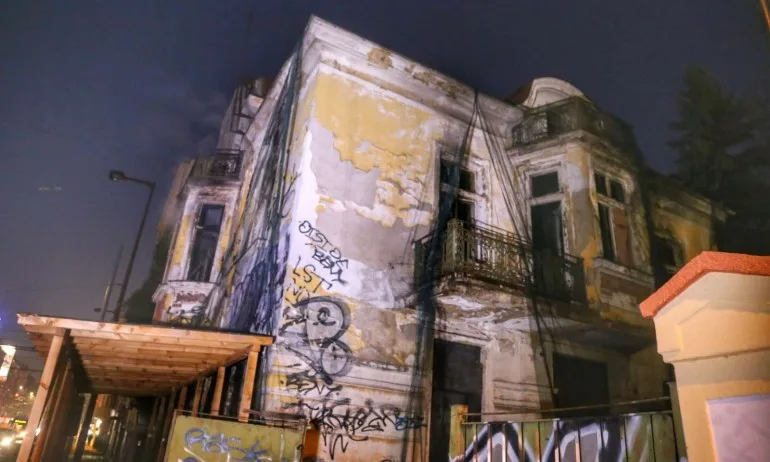 Сграда, бивш паметник на културата, горя в центъра на София - Tribune.bg
