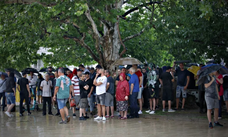 Два протеста в центъра на София, мъжът на Асена Сербезова - при протестиращите срещу кабинета (СНИМКИ) - Tribune.bg