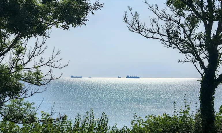 Няма замърсяване на морската вода след ударите по двата кораба - Tribune.bg